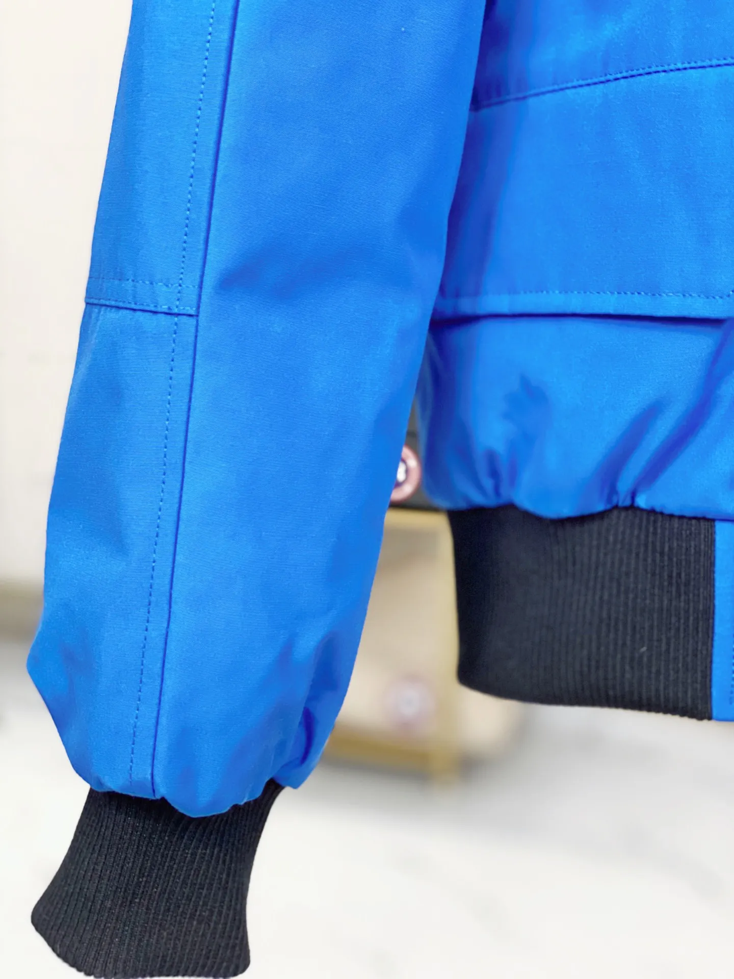 P780 Canada goose/Canada Goose Chilliwack 01 bomber jacket down jacket, authentic original clothing mold, all accessories are customized from the original factory. 💯The softness of the fabric is compared with the original product, and it can be restored by kneading at will (fabric misunderstanding: it is not a high-hardness fabric that is waterproof. Only those who buy the latest authentic version this year will notice the softness and comfort of the fabric) 💯The down is synchronized with the authentic white duck down, fluffy and not clumps, electronically controlled down filling machine. 💯Customized authentic YKK zipper pullers, high hardness and no jamming 💯The fur collar is custom-made from coyote skins in western Canada, the original version has the same origin 💯All workmanship and wiring are controlled by workers with more than ten years of service. They must be horizontal and vertical, and are not crooked. The inner wiring density is more sophisticated. Feel free to compare 💯Goose logo on sleeves, collar label, washed label, hangtag, zipper cord, pocket label, cuff thread, hem thread All details are updated simultaneously with the original product. The best version with the most complete colors. Sizes: XS-XXL (size chart attached below)